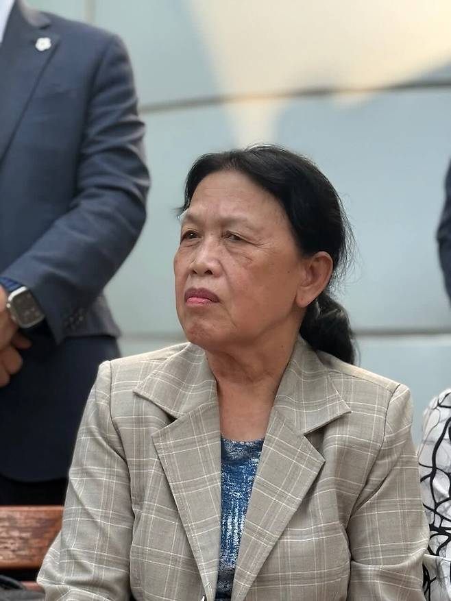 한국군에 의한 베트남 하미 민간인 학살 피해자 응우옌티탄(68)이 2025년 6월18일 서울행정법원 앞에서 당사자 발언을 준비하고 있다. 한베평화재단 제공