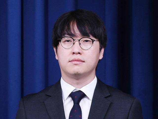 15일 서울 용산구 대통령실 청사에서 열린 인선 관련 브리핑에 AI미래기획수석으로 발탁된 하정우 네이버 AI혁신센터장이 참석하고 있다. 뉴스1