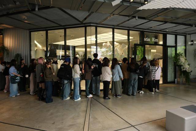 하고하우스가 운영하는 한국 디자이너 브랜드 '마뗑킴'의 일본 1호 매장이 오픈한 4월, 도쿄 시부야 매장 앞에 줄이 길게 늘어서 있다. 하고하우스 제공