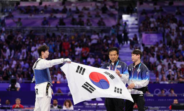 이다빈이 프랑스 파리 그랑팔래에서열린 2024 파리올림픽 태권도여자 +67kg급 동메달 결정전에서 독일의 로레나브랜들과의 경기에서 승리 후 기뻐하고 있다. 파리=서재훈 기자