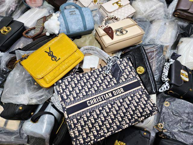 2일 베트남 하노이 풍쾅 시장에 미처 정리하지 못한 해외 유명 브랜드 모조품(짝퉁) 가방들이 널브러져 있다. 하노이=허경주 특파원