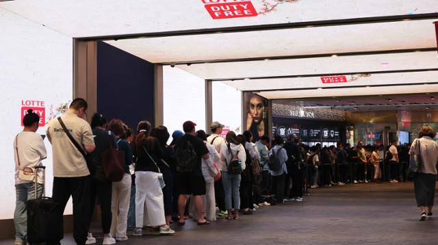 9일 서울 시내 한 면세점 앞에서 관광객들이 입장을 기다리고 있다. 연합뉴스