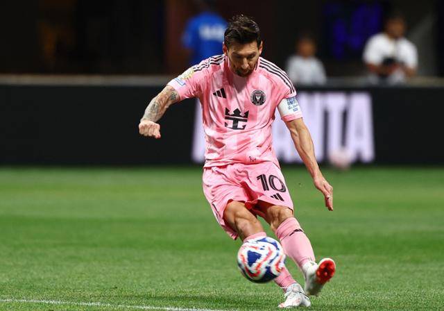 리오넬 메시가 20일 미국 조지아주 애틀랜타의 메르세데스 벤츠 스타디움에서 열린 FC포르투(포르투갈)와의 대회 조별리그 A조 2차전에서 그림같은 왼발 프리킥을 차고 있다. 애틀랜타=로이터 연합뉴스