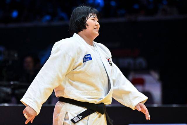 김하윤이 20일 헝가리 부다페스트의 퍼프 라슬로 부다페스트 스포츠 아레나에서 열린 2025 국제유도연맹(IJF) 세계선수권대회 여자 78㎏ 이상급 결승에서 아라이 마오(일본)를 꺾은 후 웃음짓고 있다. 부다페스트=AP 뉴시스