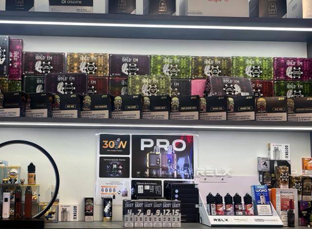 지난해 12월 베트남 하노이의 한 전자담배 매장에 액상형 전자담배 키트가 전시돼 있다. 하노이=허경주 특파원