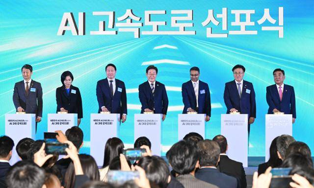 이재명 대통령이 20일 울산전시컨벤션센터에서 열린 '대한민국 AI 고속도로, 울산 AI 데이터센터 출범식'을 찾아 세리머니에 참여하고 있다. 왼쪽부터 안덕근 산업통상자원부 장관, 최민희 국회 과학기술정보방송통신위원장, 최태원 SK그룹 회장, 이 대통령, 프라사드 칼야나라만 아마존웹서비스(AWS) 인프라 총괄 대표, 유상임 과학기술정보통신부 장관, 김두겸 울산광역시장. 왕태석 선임기자