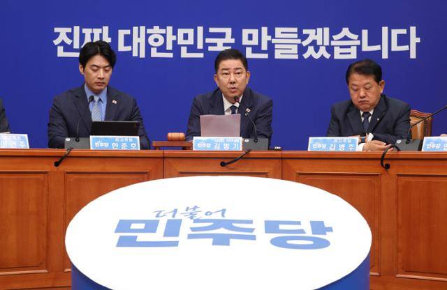 김병기 더불어민주당 당대표 직무대행 겸 원내대표가 20일 오전 서울 여의도 국회에서 열린 최고위원회의에서 발언을 하고 있다. 뉴시스
