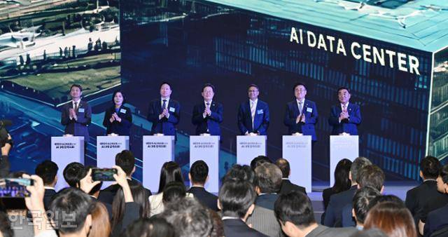 이재명 대통령이 20일 울산전시컨벤션센터에서 열린 '대한민국 AI 고속도로, 울산 AI데이터센터 출범식'에서 참석자들과 함께 기념 세리머니에 참여하고 있다. 왼쪽부터 안덕근 산업통상자원부 장관, 최민희 국회 과학기술정보방송통신위원장, 최태원 SK그룹 회장, 이 대통령, 아마존웹서비스(AWS) 프라사드 칼야나라만 인프라 총괄 대표, 유상임 과학기술정보통신부 장관, 김두겸 울산광역시장. 울산=왕태석 선임기자