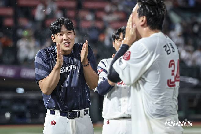 김원중의 통산 150세이브를 축하하는 신예 파이어볼러 이민석. 사진=롯데 자이언츠