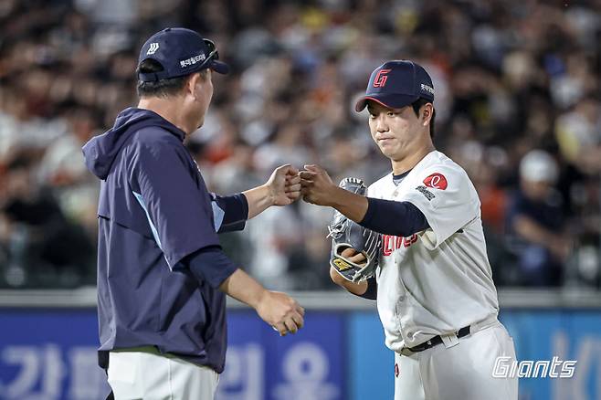 정현수가 19일 부산 한화 이글스전에서 좌타 황영묵을 삼진 처리하고 임무를 완수한 뒤 마운드를 내려가고 있다. 사진=롯데 자이언츠