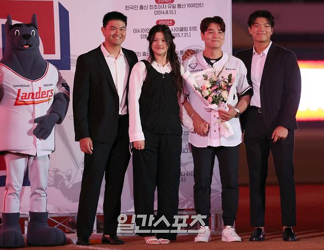 추신수 SSG 랜더스 구단주 보좌역 겸 육성총괄이 지난 14일 열린 은퇴식에서 아들과 딸의 축하를 받으며 기념 사진을 찍고 있다. 인천=정시종 기자