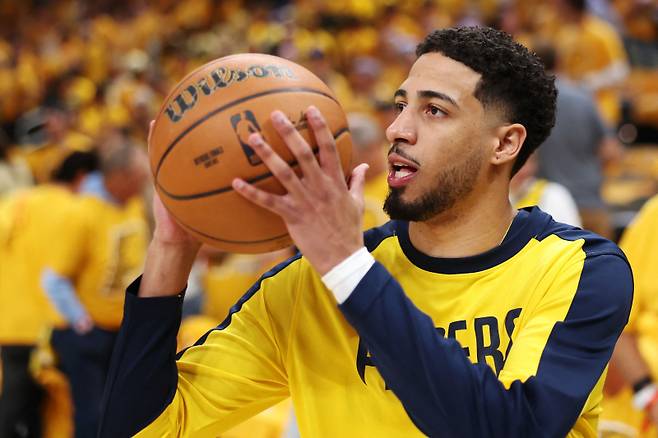 <yonhap photo-1996="">종아리 부상에도 불구하고 NBA 파이널 6차전 코트를 밟는 타이리스 할리버튼. [AFP=연합뉴스]</yonhap>