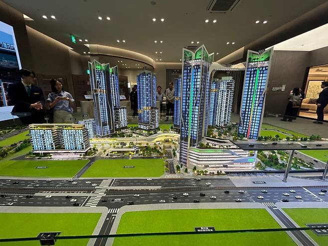 포스코이앤씨가 서울 용산구 한강로 홍보관에 마련한 용산정비창 전면1구역 오티에르 모형. 서지영 기자&nbsp;&nbsp;