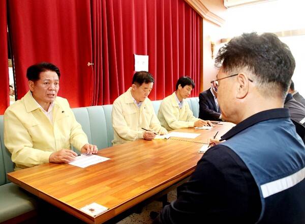 최대호 안양시장(왼쪽 첫번째)과 강득구 국회의원(왼쪽 두번째)이 신안산선 붕괴사고 관련해 포스코이앤씨 관계자들을 만나 이야기하고 있다. 안양시청