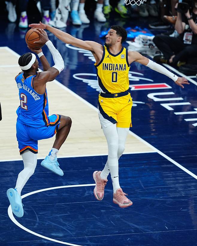 <yonhap photo-2314="">20일(한국시간) 열린 NBA 파이널 6차전에서 셰이 길저스 알렉산더의 슈팅을 막아내는 타이리스 할리버튼의 모습. [EPA=연합뉴스]</yonhap>