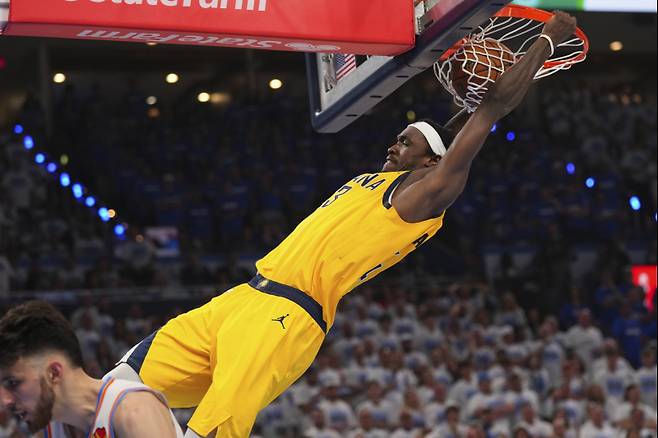 <yonhap photo-4873=""> Indiana Pacers forward Pascal Siakam, top, dunks against the Oklahoma City Thunder during the second half of Game 5 of the NBA Finals basketball series Monday, June 16, 2025, in Oklahoma City. (AP Photo/Kyle Phillips)/2025-06-18 13:33:34/ <저작권자 ⓒ 1980-2025 ㈜연합뉴스. 무단 전재 재배포 금지, AI 학습 및 활용 금지></yonhap>