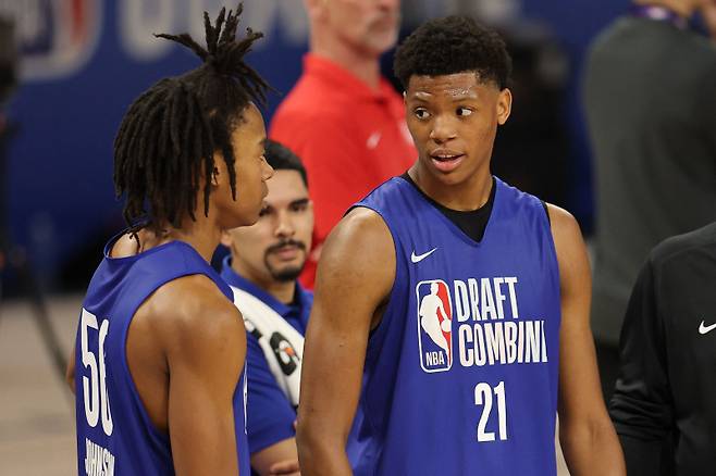<yonhap photo-4414=""> CHICAGO, ILLINOIS - MAY 13: Tre Johnson and Ace Bailey #21 look on during the 2025 NBA Draft Combine at Wintrust Arena on May 13, 2025 in Chicago, Illinois. Michael Reaves/Getty Images/AFP (Photo by Michael Reaves / GETTY IMAGES NORTH AMERICA / Getty Images via AFP)/2025-05-14 07:12:35/ <저작권자 ⓒ 1980-2025 ㈜연합뉴스. 무단 전재 재배포 금지, AI 학습 및 활용 금지></yonhap>