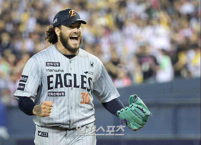 2025 KB0리그 프로야구 LG 트윈스와 한화 이글스의 경기가 28일 오후 서울 잠실야구장에서 열렸다. 6회말 2사 2루 폰세가 오스틴을 외야 뜬공으로 처리한 후 기뻐하고 있다. 잠실=김민규 기자&nbsp; /2025.05.28/