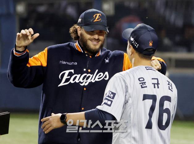 2025 KB0리그 프로야구 LG 트윈스와 한화 이글스의 경기가 28일 오후 서울 잠실야구장에서 열렸다. 연장 11회 끝에 6대 5 신승을 거둔 한화 폰세 등 선수들이 자축하고 있다. 잠실=김민규 기자 /2025.05.28/