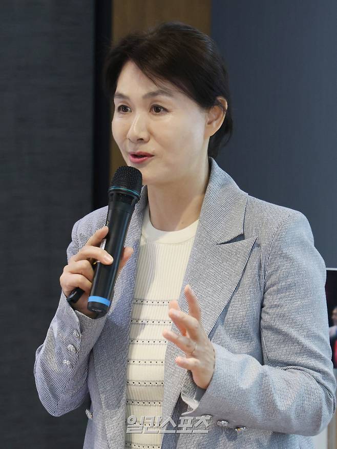 '일간스포츠(IS) 스포츠 마케팅 써밋 아카데미(Sports Marketing Summit Academy·SMSA)'가 18일 오후 서울 중구 KG타워에서 열렸다. 한국여성스포츠회 이진숙 회장이 '대한민국 스포츠계의 여성 리더들에게' 주제로 강연을 하고 있다. 올해로 3회째를 맞는 SMSA는 매주 스포츠마케팅 최고전문가들과 화려한 셀럽 라인업을 강단으로 구성, 6월 18일까지 (매주 수요일) KG타워 13층 대회의실(서울 중구 통일로 92)에서 진행된다. 서병수 기자 qudtn@edaily.co.kr /2025.06.18/