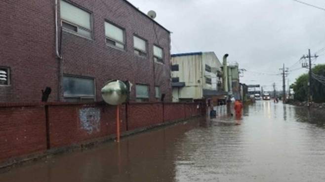 물에 잠긴 인천 서구 오류동 도로[연합뉴스/인천시 제공]