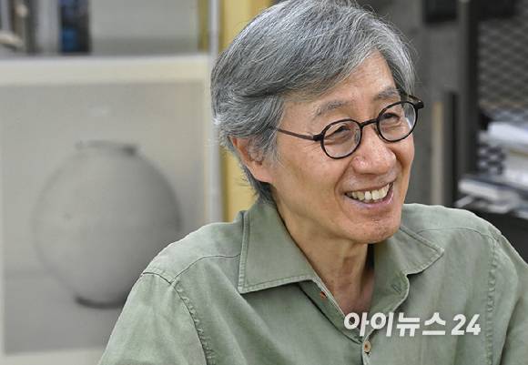 '2025년도 제35회 삼성호암상' 예술상을 수상한 구본창 사진작가가 지난 17일 성남시 분당구 스튜디오9에서 아이뉴스24와 인터뷰를 하고 있다. [사진=곽영래 기자]