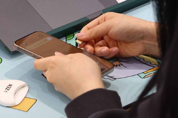 서울 시내 한 SKT 대리점에서 직원이 유심 교체를 하고 있다. [사진=연합뉴스]