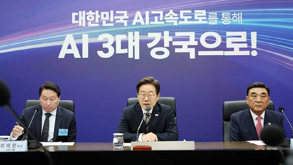 재명 대통령이 20일 울산전시컨벤션센터에서 열린 인공지능(AI) 글로벌 협력 기업 간담회에서 발언하고 있다. 왼쪽부터 최태원 SK그룹 회장, 이 대통령, 김두겸 울산광역시장. 2025.6.20 [사진=연합뉴스]