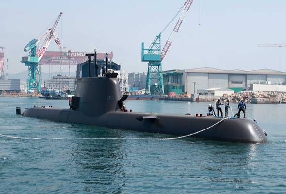 214급 디젤잠수함 '윤봉길함'이 창정비 시운전을 마치고 입항 중이다. [사진=HD현대]