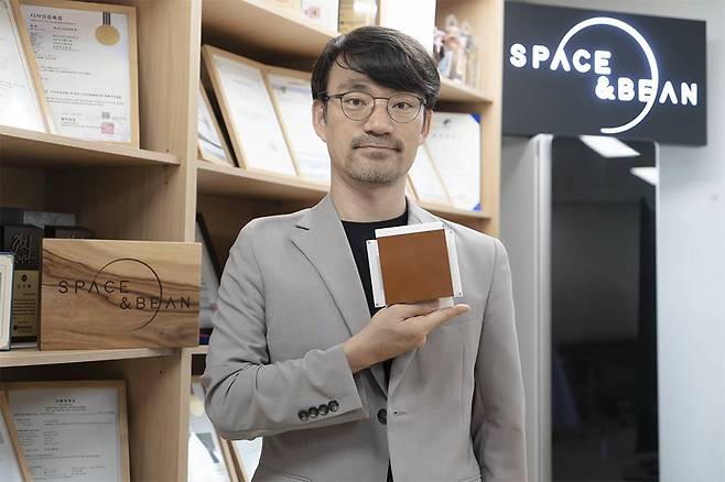 조양찬 스페이스앤빈 기술최고책임자가 우주방사선 차폐 설루션 ‘스쿠텀 R’ 샘플을 소개 중이다 / 출처=IT동아