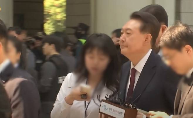 법원에 출석하는 윤석열 前 대통령