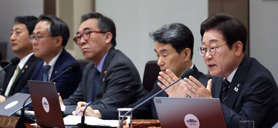 이재명 대통령이 19일 서울 용산 대통령실청사에서 국무회의를 주재하고 있다. 대통령실사진기자단