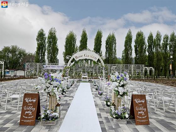 서울 한강공원 광나무장미원에 설치된 공공예식장. [사진 서울시]