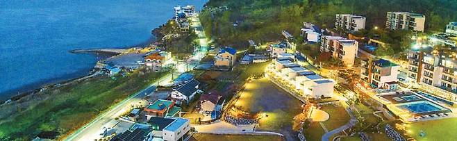 ‘엘리야리조트&풀빌라’는 청정 생태계를 자랑하는 강화도에 해안도로를 끼고 전 객실 오션뷰가 가능하도록 조성됐다.