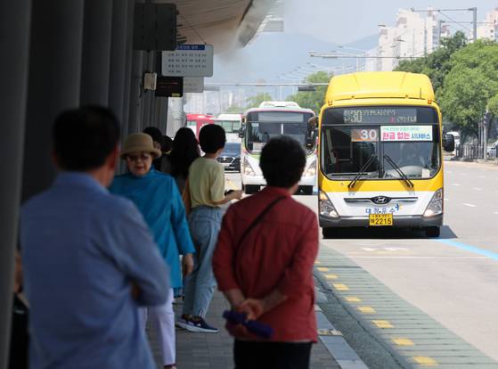 광주 시내버스 파업 12일 차인 지난 18일 광주광역시 서구 광천동 버스정류장에서 시민들이 시내버스를 기다리고 있다. 연합뉴스