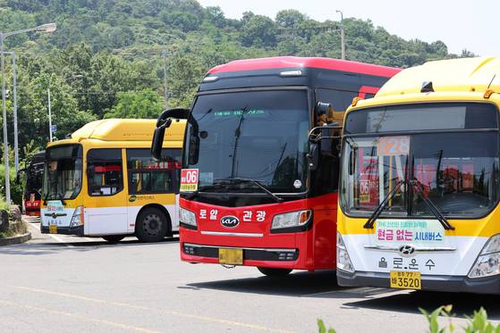 지난 18일 광주 서구 한 시내버스 차고지에서 전세버스가 운행 대기하고 있다. 광주시는 시내버스 파업 참여도가 높아 개별 운행률이 떨어지는 노선에 전세버스를 투입했다. 연합뉴스