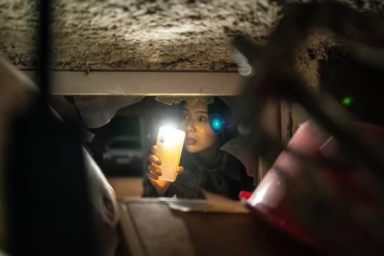 영화 '노이즈'의 주인공 주영(이선빈)은 실종된 여동생을 찾는 과정에서 정체불명의 층간소음과 미스테리한 사건들에 휘말린다. 사진 바이포엠스튜디오