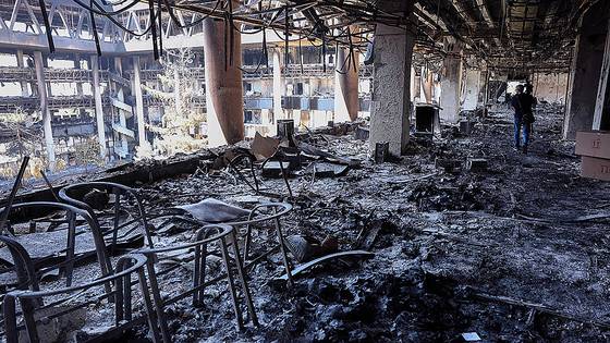 19일 이스라엘의 공습으로 폐허가 된 이란 방송국. AFP=연합뉴스