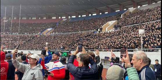 지난 4월 북한에서 열린 평양 마라톤 대회에서 외국인 참가자들이 사진을 찍고 있다. 사진 X 캡처