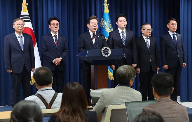 박형준 부산시장과 조희연 전 서울시교육감은 이재명 정부에 권력행사의 절제와 분권을 요청했다. 사진은 6월 4일 이재명 대통령이 대통령실 청사에서 열린 인사 브리핑에서 김민석 총리 후보 등 주요 내각 인사를 발표하고 설명하는 장면. 대통령실사진기자단