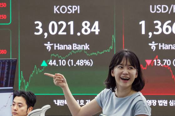 20일 오후 서울 중구 하나은행 딜링룸 전광판에 코스피가 전일 대비 44.10포인트(1.48%) 상승한 3021.84를 나타내고 있다. 코스피가 종가 기준 3000선을 넘긴 건 지난 2021년 12월 28일 이후 3년 6개월여 만이다. 뉴스1