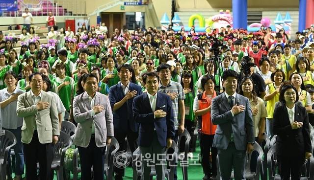 ▲ 강원도는 20일 춘천 호반체육관에서 ‘多함께 꿈꾸고, 多같이 하나 되는 강원’을 주제로 제18회 세계인의 날 기념행사를 개최했다. 서영