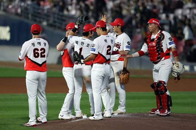 ▲ 18일 홈경기에서 승리한 뒤 마운드에 모여 하이파이브하는 선수단 [KIA 타이거즈]