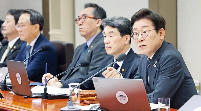 < 李대통령 주재 국무회의 >  이재명 대통령이 19일 용산 대통령실에서 열린 국무회의에서 발언하고 있다. 이날 국무회의에는 이주호 부총리 겸 교육부 장관(오른쪽 두 번째부터), 조태열 외교부 장관, 고기동 행정안전부 장관 직무대행, 안덕근 산업통상자원부 장관 등이 참석했다.   /연합뉴스