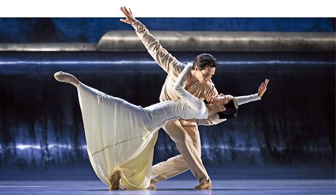 노르웨이국립발레단원 고영서가 오슬로에 마련된 킬리안 페스티벌 무대에서 킬리안의 작품 ‘잃어버린 땅’ 중 화이트 커플을 파트너와 연기하고 있다. ⓒ요르그 비스너