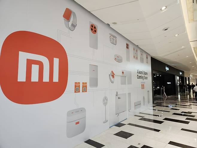 19일 오후 서울 여의도 IFC몰에 샤오미의 첫 국내 공식 오프라인 매장 '샤오미 스토어'가 다이슨 매장 바로 옆에 개점을 준비하고 있다. 샤오미 스토어는 오는 28일 정식 영업을 시작한다. 사진=김대영 기자