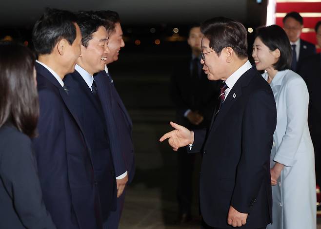 이재명 대통령이 19일 51차 주요 7개국(G7) 정상회의 일정을 마친 뒤 성남 서울공항에 도착해 마중 나온 강훈식 대통령비서실장과 대화하고 있다. 사진=연합뉴스