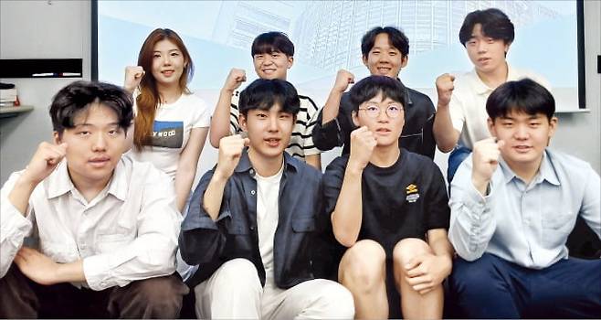 국제경제올림피아드(IEO)에 한국 대표로 참가하는 학생들이 지난 16일 대회 출정식에서 파이팅을 외치고 있다. 앞줄 왼쪽부터 김도균 안지환 곽동헌 신준석 군, 뒷줄 왼쪽부터 박은빈 김태오 박규준 씨와 신현범 군. /유승호 기자