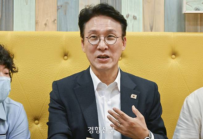김민석 국무총리 후보자가 19일 서울 영등포구 드림플러스 카페에서 열린 발달장애인 일자리 현장 간담회에서 모두발언을 하고 있다. 사진공동취재단