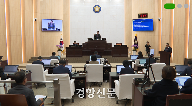 예산군의회에서 의정질의를 하는 모습. 출처/예산군의회 홈페이지